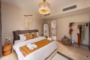 Ένα ή περισσότερα κρεβάτια σε δωμάτιο στο Secluded & Bespoke 1 BDR Apt with Pool View & Beach access