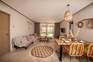 Χώρος καθιστικού στο Secluded & Bespoke 1 BDR Apt with Pool View & Beach access