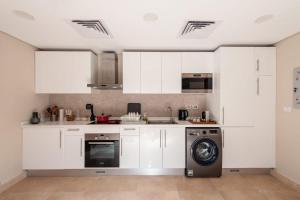 Η κουζίνα ή μικρή κουζίνα στο Secluded & Bespoke 1 BDR Apt with Pool View & Beach access