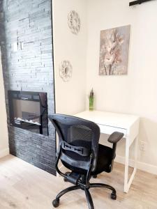 Posezení v ubytování Luxury Cozy Basement Suite