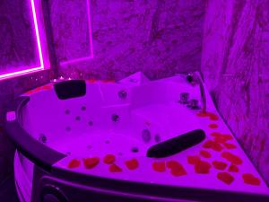 a purple bathroom with a tub covered in blood at Gold House Roma in Rome