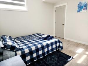 Postel nebo postele na pokoji v ubytování Luxury Cozy Basement Suite