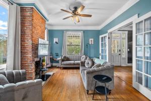 Posezení v ubytování Half Off SALE! Downtown Home with King Bed FirePit Free Parking and Huge Back Yard Filming Allowed