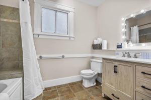 Koupelna v ubytování Half Off SALE! Downtown Home with King Bed FirePit Free Parking and Huge Back Yard Filming Allowed
