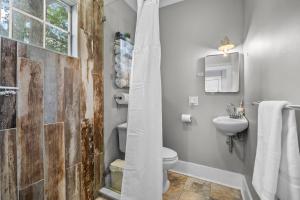 Koupelna v ubytování Half Off SALE! Downtown Home with King Bed FirePit Free Parking and Huge Back Yard Filming Allowed
