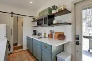 The Hillside Retreat - Cozy container home with Hot tub and Fire pit的厨房或小厨房