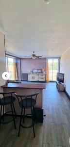 cocina con mesa y 2 sillas en una habitación en T2 Vue mer à 15 min de Collioure, en Banyuls-sur-Mer