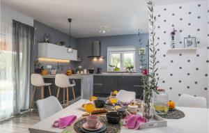 una cucina e una sala da pranzo con tavolo e sedie di Nice Home In Fazana With Wifi a Fažana