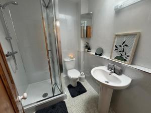 a bathroom with a toilet and a shower and a sink at Robinson's Retreat - Cockermouth - Lake District in Cockermouth +36 photos