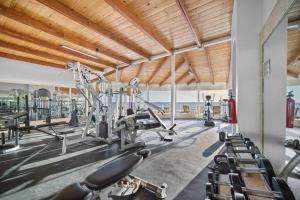 Fitness centrum a/nebo fitness zařízení v ubytování Luxury Ocean Front Modern Condo in Rosarito