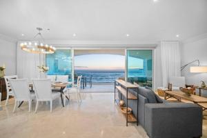 Posezení v ubytování Luxury Ocean Front Modern Condo in Rosarito
