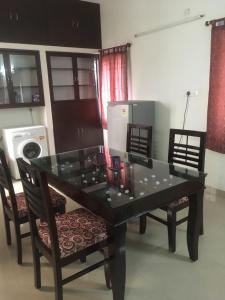 een eettafel met 2 stoelen en een keuken bij HERITAGE TOWN Ac room for 2 in Pondicherry