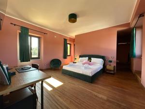 Olympia Resort & Spa في تاركوينيا: غرفة نوم مع سرير بجدران وردية ومكتب