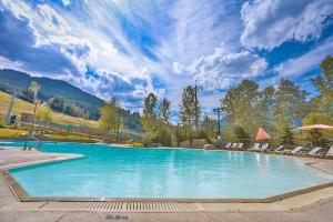 Horsethief Lodge by StayIn في بانوراما: مسبح كبير وكراسي وجبل