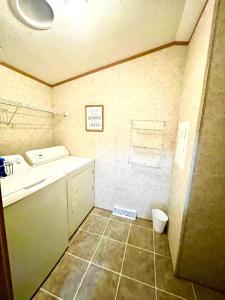 Ένα μπάνιο στο All Season Fun and Cozy Home in Island Falls, ME
