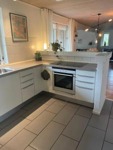 Kuchyň nebo kuchyňský kout v ubytování Villa Hygge