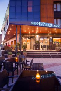 A restaurant or other place to eat at Hotel Torre de Sila