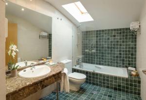 A bathroom at Hotel Torre de Sila