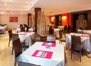 A restaurant or other place to eat at Hotel Torre de Sila