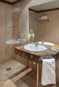 A bathroom at Hotel Torre de Sila