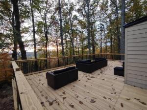 诺克斯维尔Tiny Home Big View的木制甲板上设有两张沙发