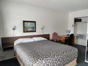 Postel nebo postele na pokoji v ubytování Eight Bar B Motel