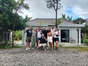 马德望Primprey Second Home的一群人站在房子前面