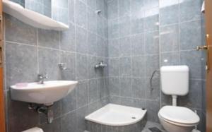 Et badeværelse på Riva Apartments