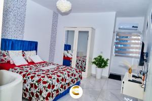 亚穆苏克罗Résidences Cheliel的带床和镜子的卧室