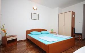 En eller flere senge i et værelse på Riva Apartments