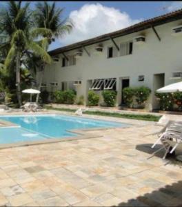 una piscina davanti a una casa di Apt 202 a Marechal Deodoro