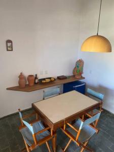 un tavolo e delle sedie di legno in una stanza di Apt 202 a Marechal Deodoro