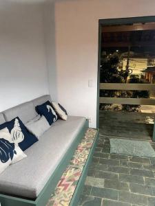 un soggiorno con divano in un angolo di Apt 202 a Marechal Deodoro