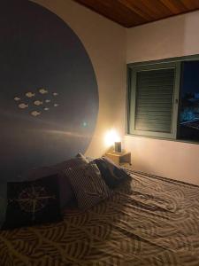 una camera da letto con un letto e una finestra di Apt 202 a Marechal Deodoro Altre 5 foto