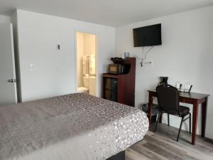 TV a/nebo společenská místnost v ubytování Eight Bar B Motel