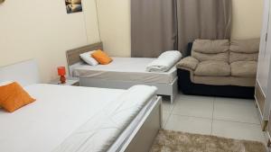 Φωτογραφία από το άλμπουμ του king Deluxe Rooms in a shared apartment with Shared bathroom σε Sharjah