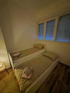 سرير أو أسرّة في غرفة في Apartman Divcibare Bela NS 56m2 Lux