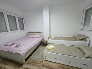 سرير أو أسرّة في غرفة في Apartman Divcibare Bela NS 56m2 Lux