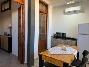 a small kitchen with a table and a refrigerator at CÉNTRICO dpto dos dormitorios in Alta Gracia