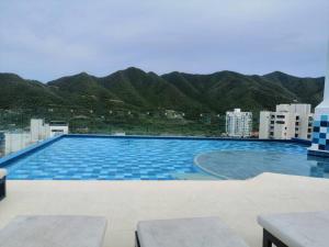 a large swimming pool on top of a building at Aparta Suite en El Rodadero in Rodadero