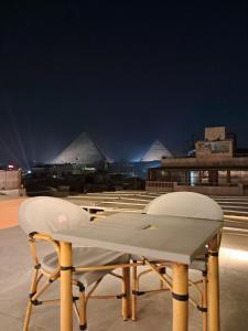 Imagem da galeria de New pyramids way em Cairo