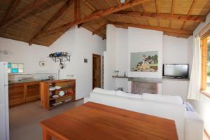 ein Wohnzimmer mit einem weißen Sofa und einem Fernseher in der Unterkunft Posada Yaguane in La Paloma + 13 Fotos