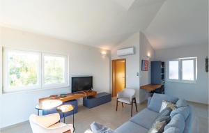 TV a/nebo společenská místnost v ubytování 5 Bedroom Lovely Home In Smokvica
