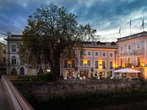 ボストンにあるThe White Hart Hotel, Boston, Lincolnshireの白い大きな建物