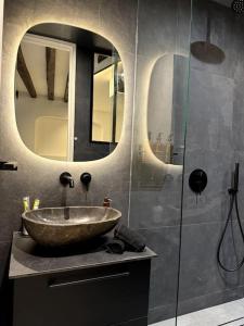 Ένα μπάνιο στο La Douce Suite Paris