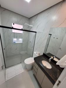 Koupelna v ubytování Duplex 3 suítes Ar wifi e vista total da orla