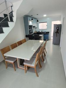 Kuchyň nebo kuchyňský kout v ubytování Duplex 3 suítes Ar wifi e vista total da orla