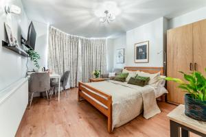 a bedroom with a bed and a desk at Luxe Comfort En-Suite Room 1 in Oxford