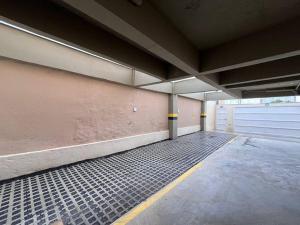 an empty parking garage with a parking lot at Apt no Santa Mônica próximo ao Pátio Sabiá, UFU in Uberlândia