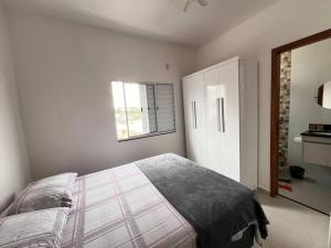 a bedroom with a bed and a window at Apt no Santa Mônica próximo ao Pátio Sabiá, UFU in Uberlândia